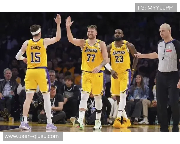 詹姆斯在东契奇和里夫斯的光芒下显得孤独让人心疼的篮球传奇